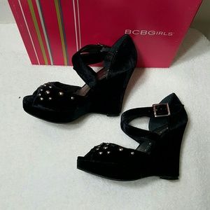 BCBGirls Black Platform Crushed Velvet Sz6 Wedges